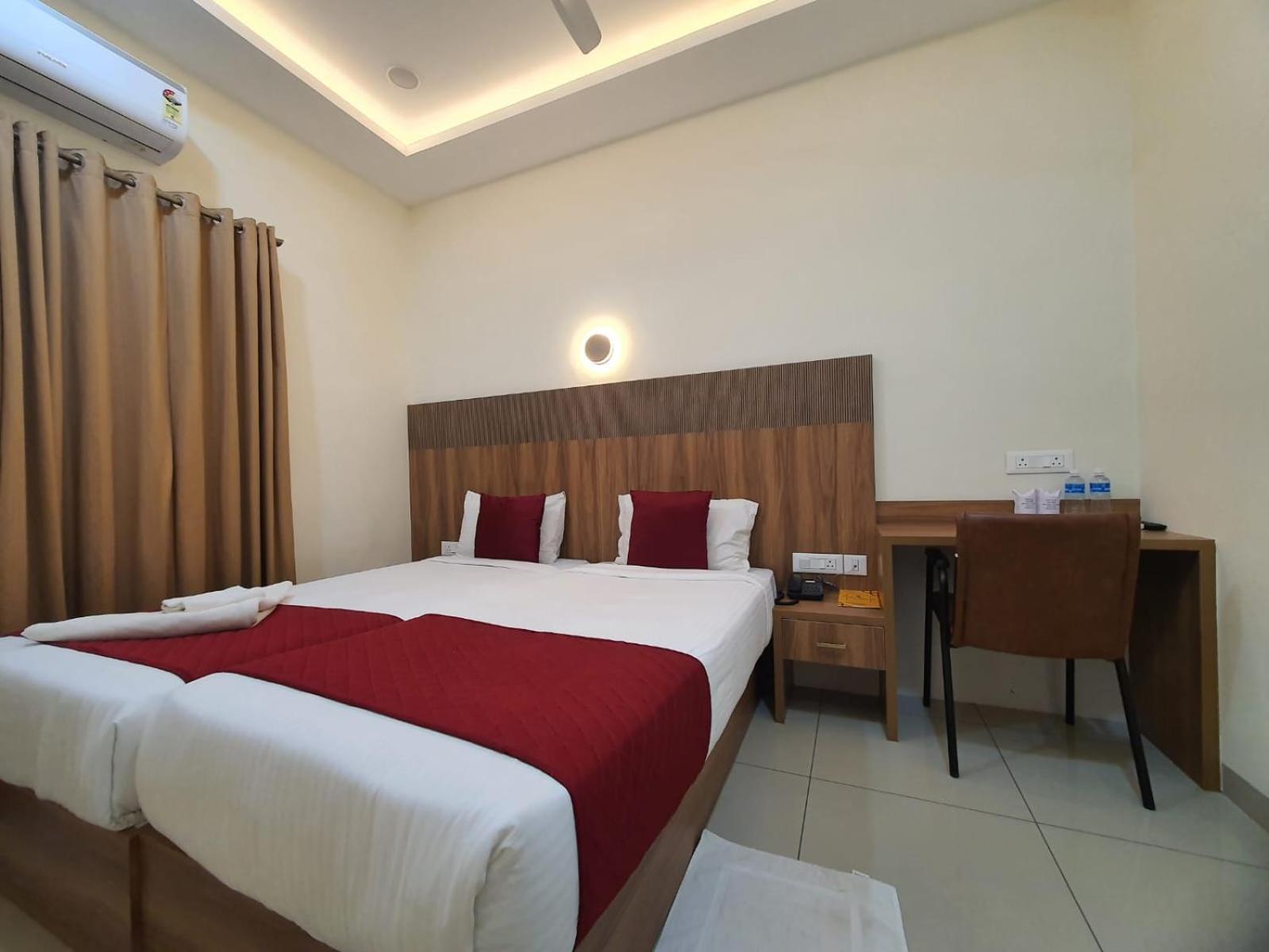 Hotel Deepakam Inn 팔라카드 외부 사진