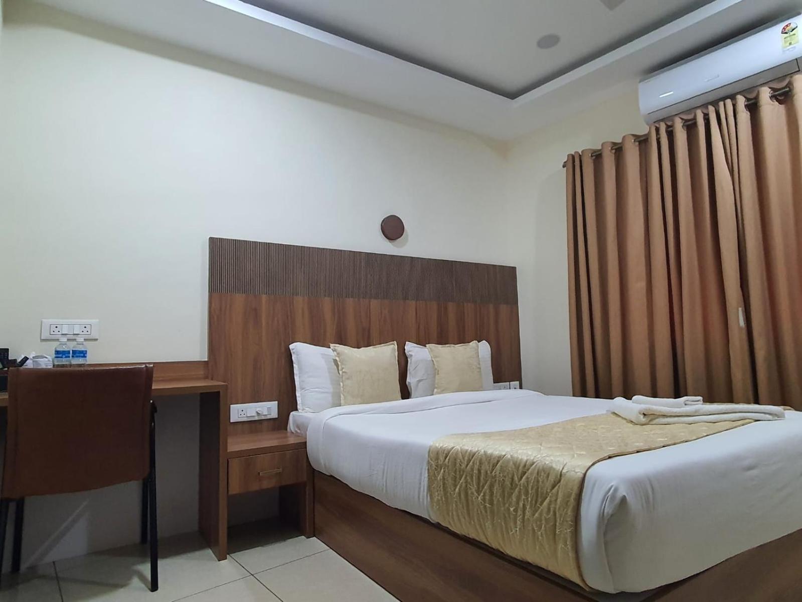 Hotel Deepakam Inn 팔라카드 외부 사진