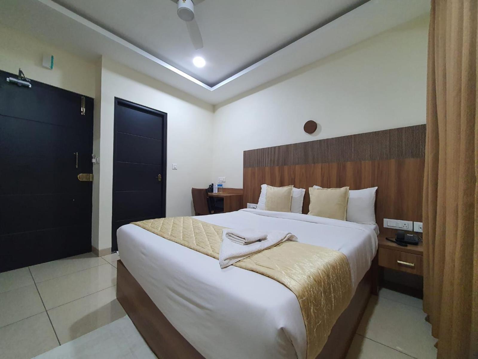 Hotel Deepakam Inn 팔라카드 외부 사진