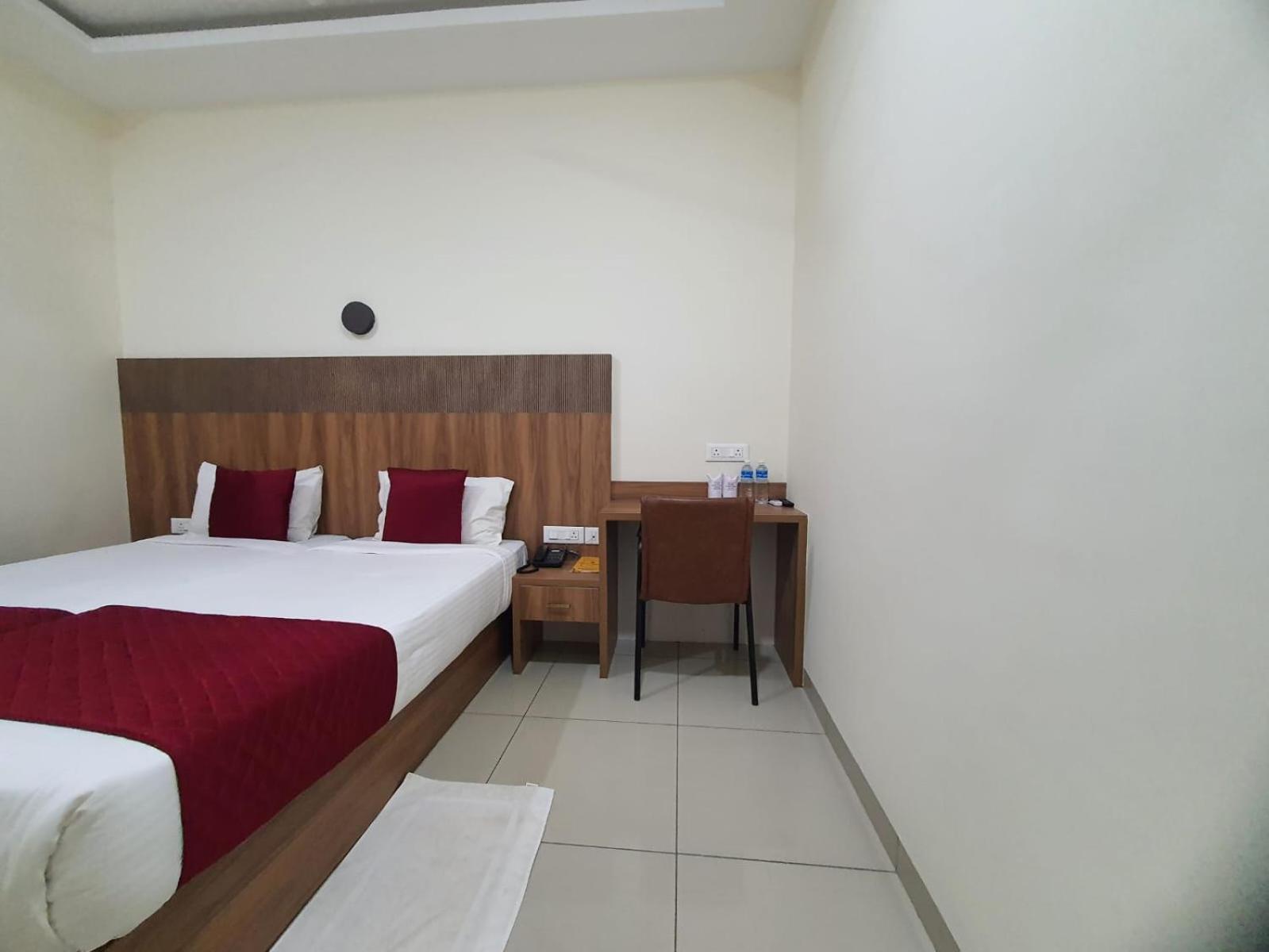 Hotel Deepakam Inn 팔라카드 외부 사진