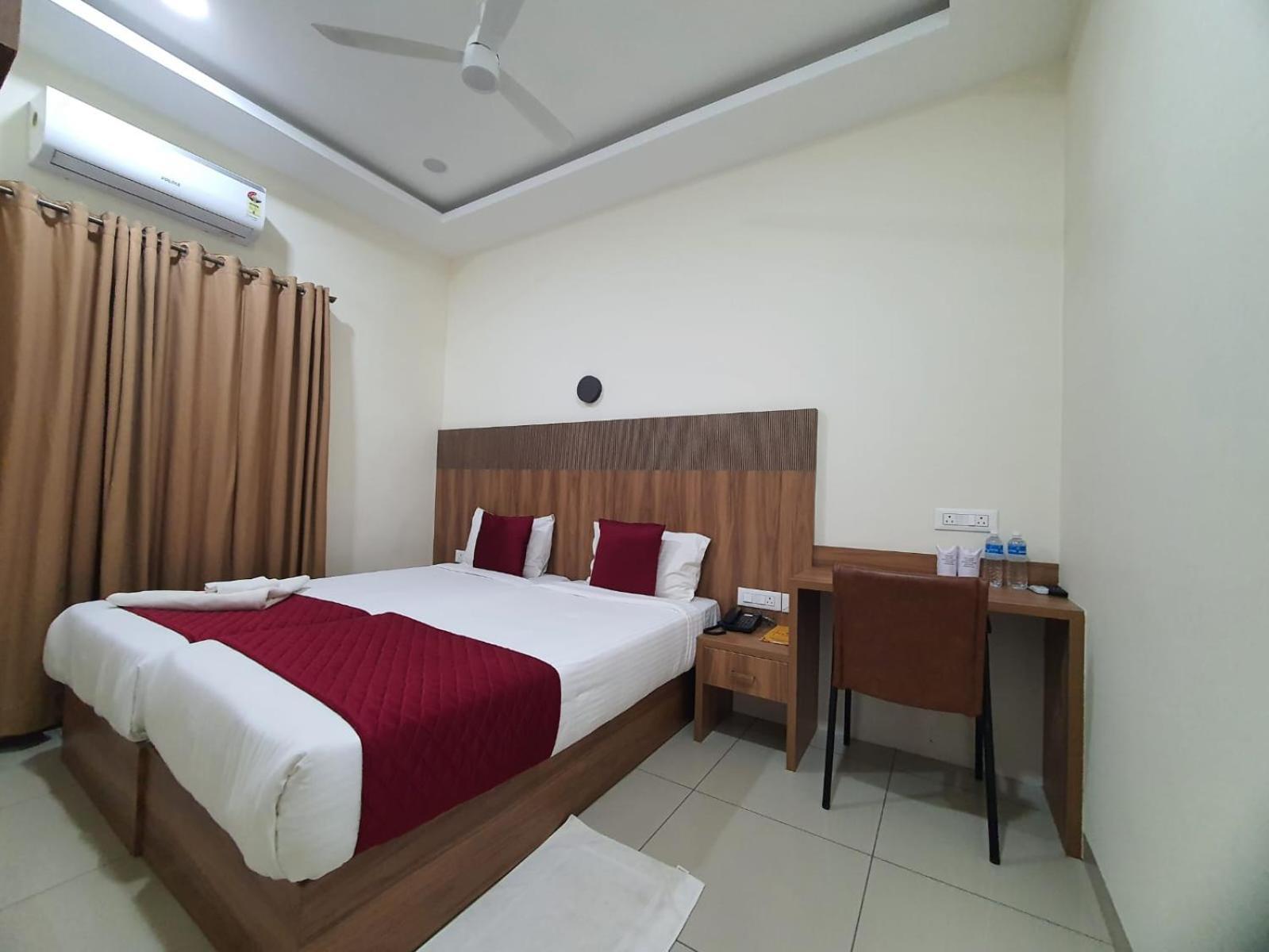 Hotel Deepakam Inn 팔라카드 외부 사진