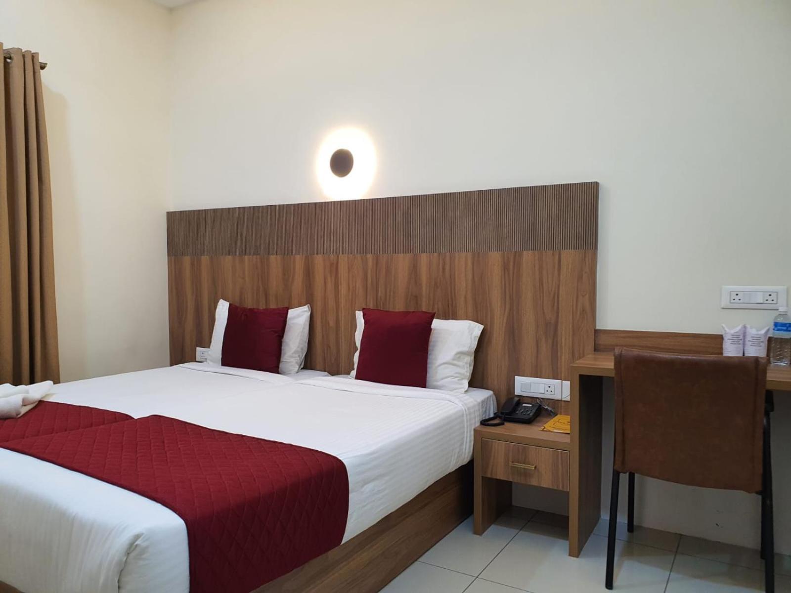 Hotel Deepakam Inn 팔라카드 외부 사진