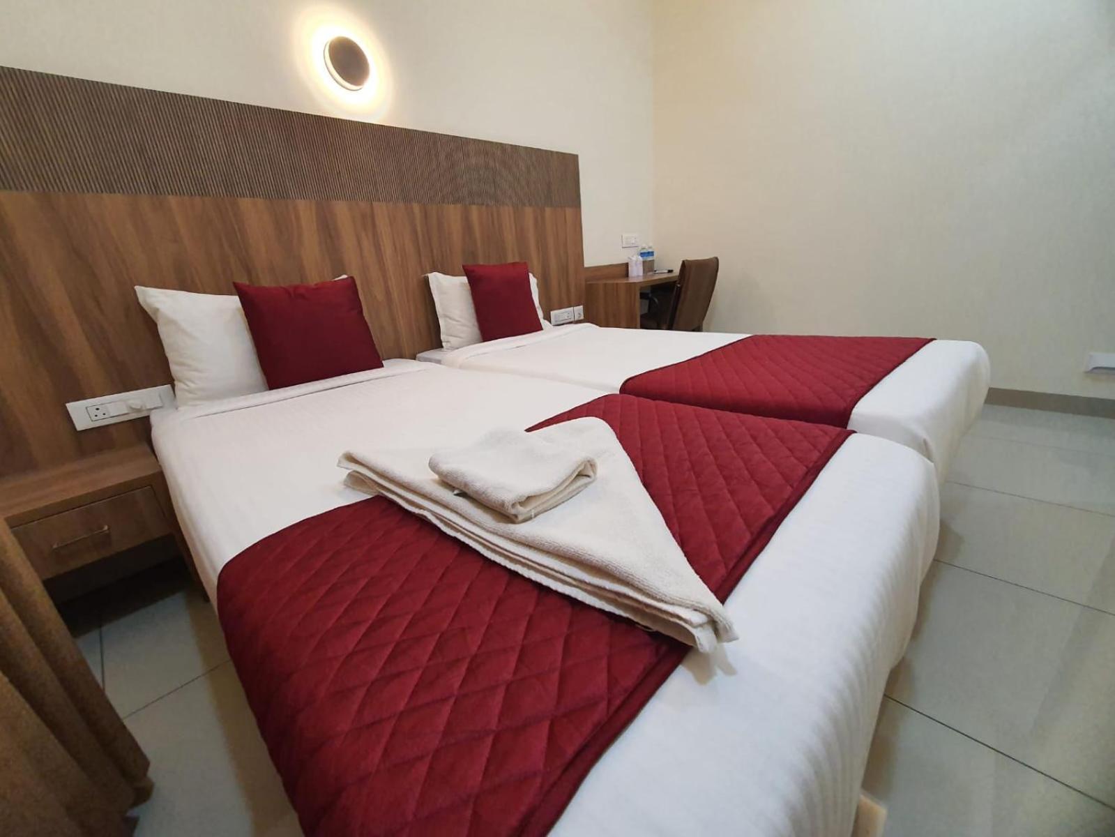 Hotel Deepakam Inn 팔라카드 외부 사진