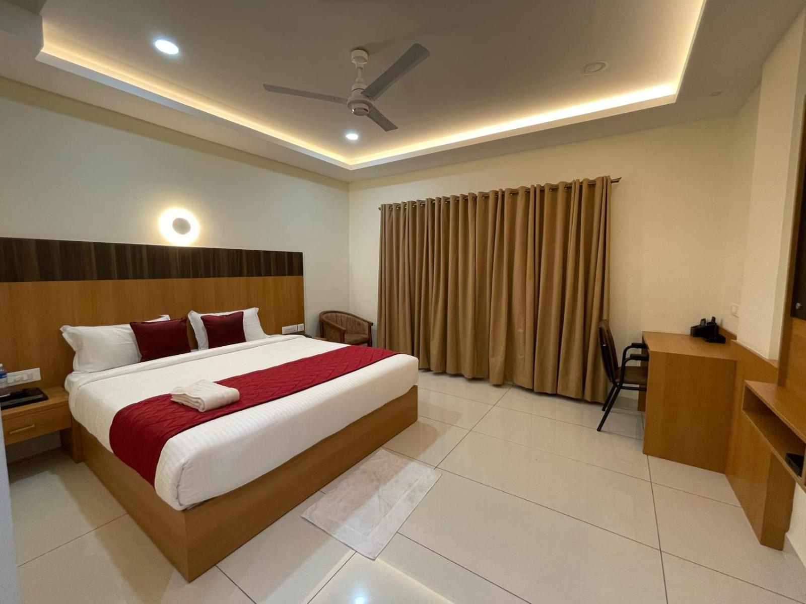 Hotel Deepakam Inn 팔라카드 외부 사진