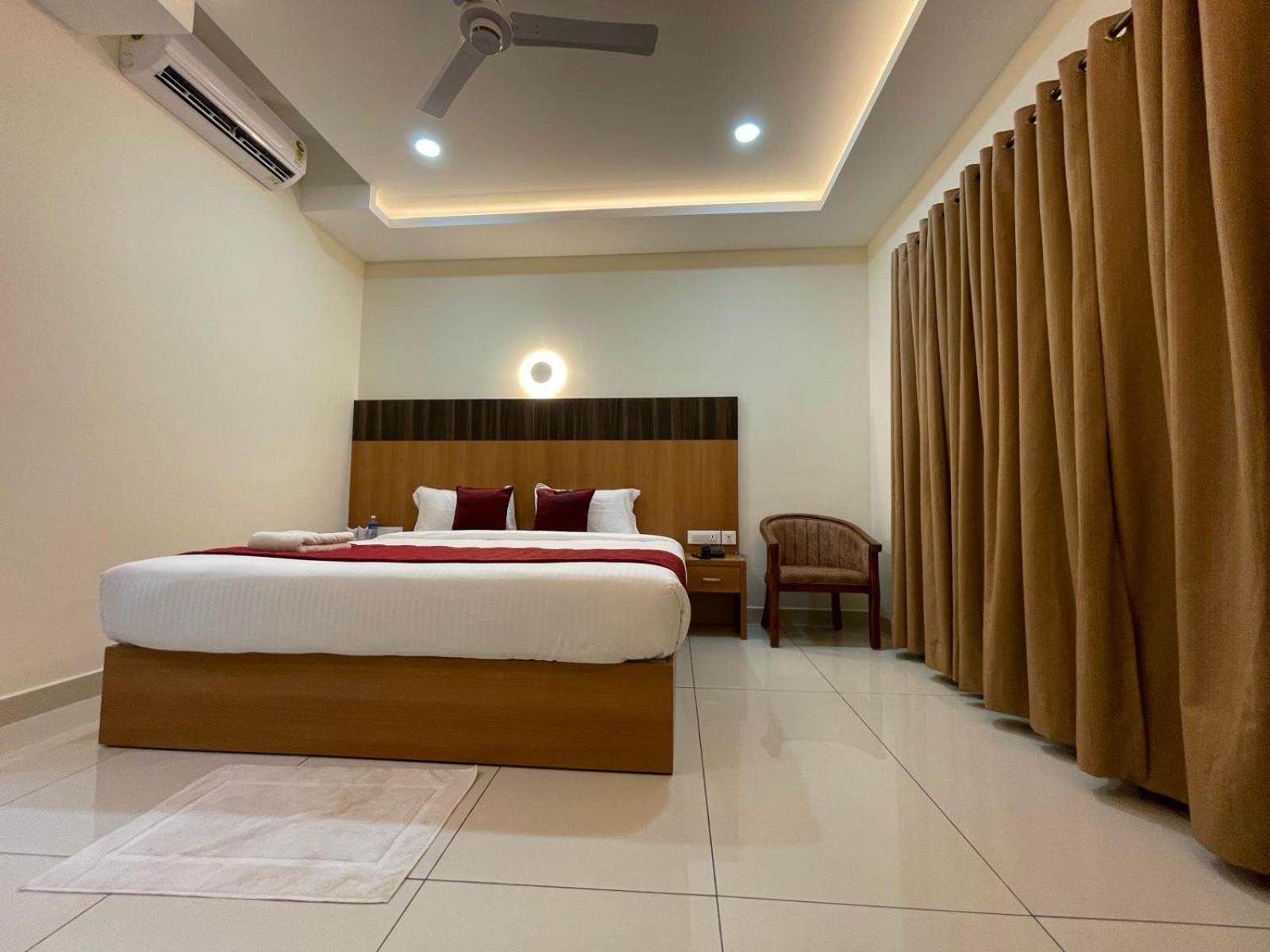 Hotel Deepakam Inn 팔라카드 외부 사진