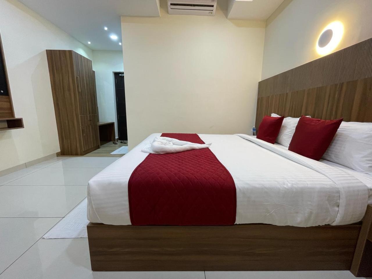 Hotel Deepakam Inn 팔라카드 외부 사진